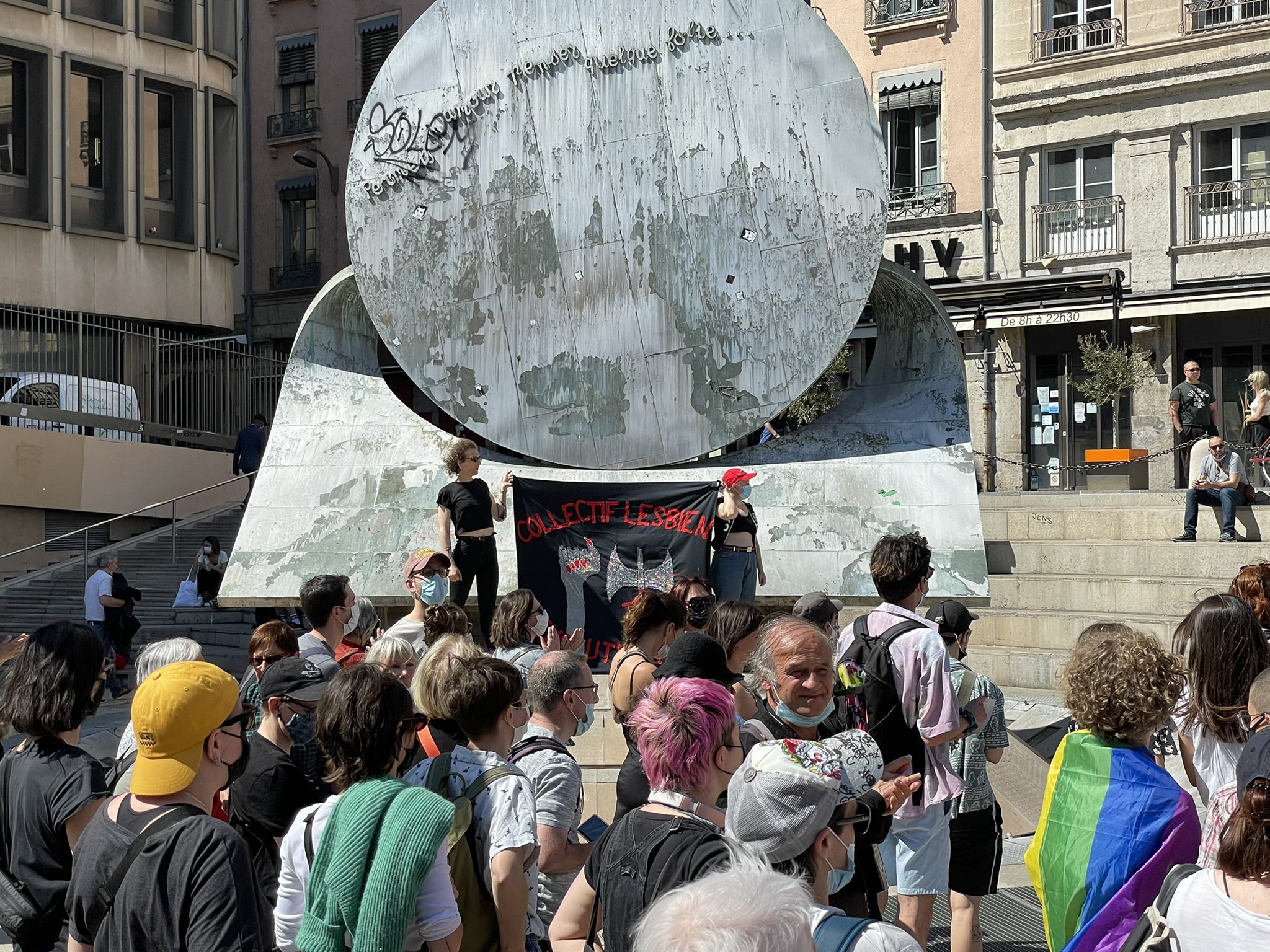 Zavargásokba torkollott a „pride" felvonulás Lyonban ...