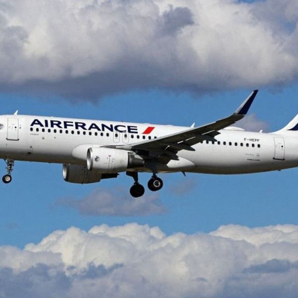 Tűzoltók várták az Air France járatát Ferihegyen