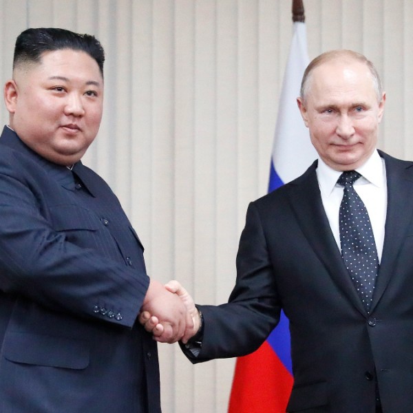 Észak-Koreába látogat Putyin kedden