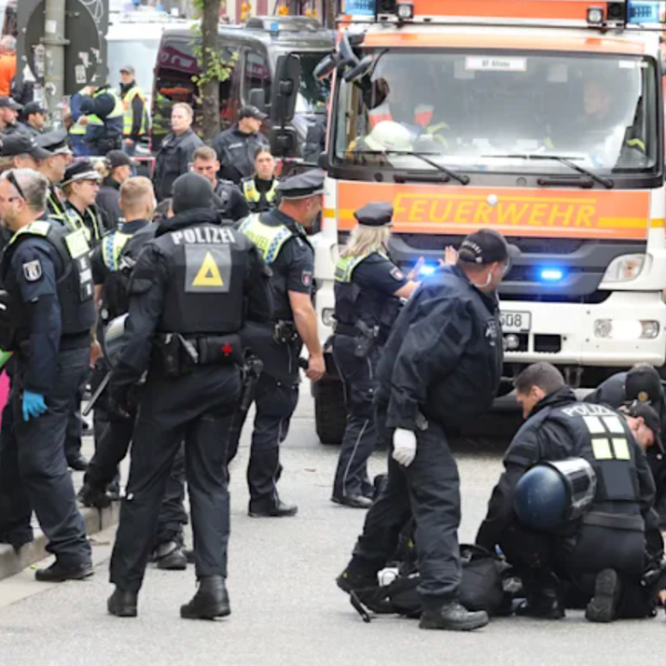 Hamburgban egy baltás férfit lőttek le a rendőrök
