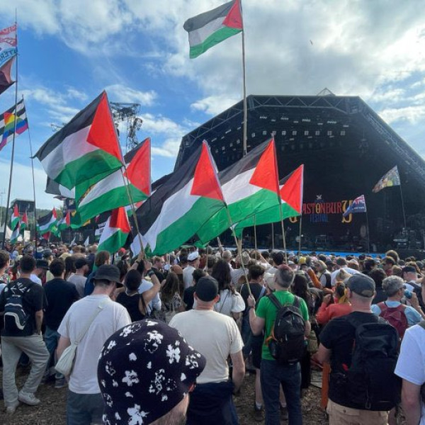 Migráns- és palesztinpárti propaganda a Glastonbury fesztiválon (Videók)