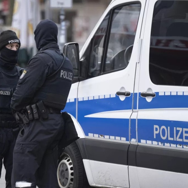 Rendőrökre késsel támadó férfit lőttek agyon egy német vasútállomáson