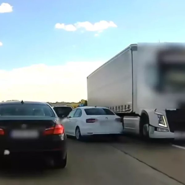 Videó: forgalommal szemben hajtott egy kamion az M0-áson