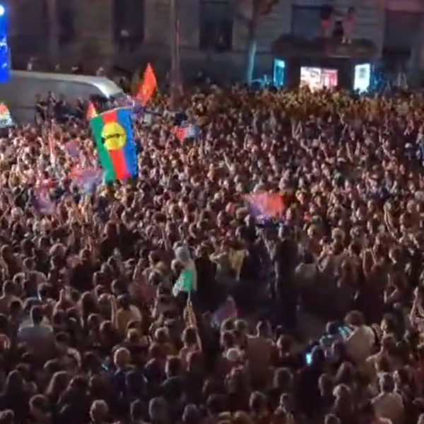 Az antifák és a migránsok együtt vonultak utcára Le Penék győzelme után (Videók)
