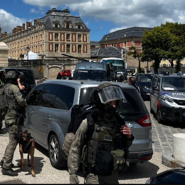 A Versailles-i kastélyhoz riasztották a terrorelhárítókat - két utcai árus késekkel hadonászott