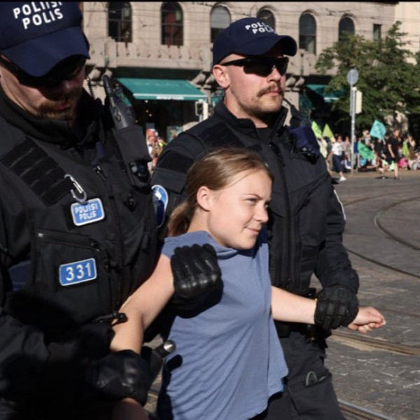 Greta Thunberget ismét a rendőrök vitték el